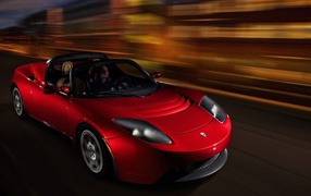 Спортивный электромобиль Tesla Roadster на трассе 