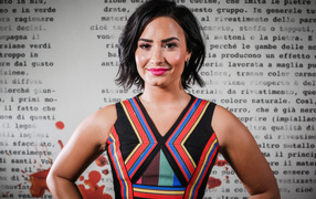 Девушка брюнетка Деми Ловато в ярком платье 