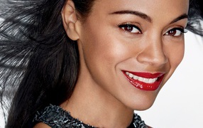 Обворожительная улыбка актрисы Зои Салдана 