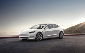 Белый электромобиль Tesla Model 3, 2018 на фоне горизонта