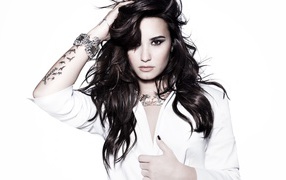 Молодая американская актриса Деми Ловато с татуировкой на руке