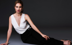 Молодая британская актриса Лили Джеймс 