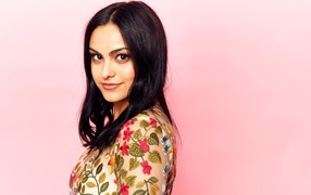 Молодая актриса Камила Мендес фото на розовом фоне