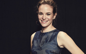 Молодая актриса Даниэль Панабэйкер с очаровательной улыбкой