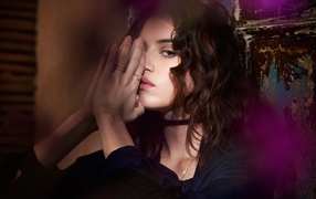 Молодая актриса  Гала Гордон с выразительным взглядом