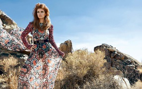 Молодая актриса Кейт Мара в красивом платье 