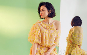 Молодая актриса Люси Хейл в красивом платье отражается в зеркале