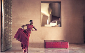 Молодая актриса Люпита Нионго танцует в красном платье