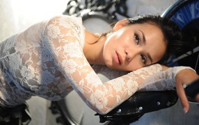 Молодая актриса Селина Жаде в белой кофте