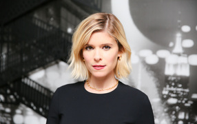 Молодая красивая актриса Кейт Мара в черном платье 