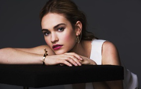 Молодая красивая актриса Лили Джеймс с браслетом на руке