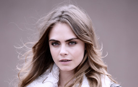 Молодая блондинка актриса Кара Делевинь