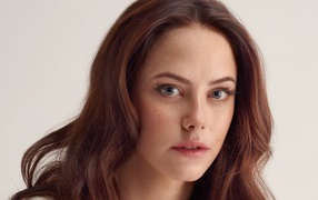 Молодая голубоглазая актриса Кая Скоделарио