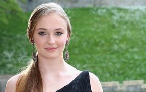 Молодая голубоглазая актриса Софи Тёрнер 