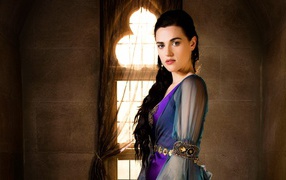 Молодая брюнетка актриса Кэти Макграт в красивом платье