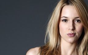 Молодая девушка израильская актриса Алона Тал