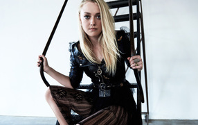 Молодая девушка блондинка актриса Дакота Фэннинг