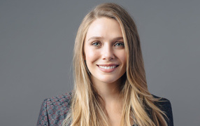 Молодая улыбающаяся актриса Элизабет Олсен