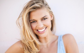 Young smiling girl actress Kelly Rohrbach