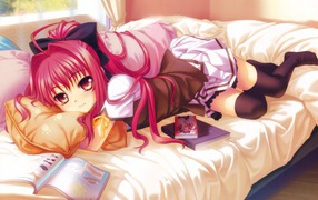 Девушка аниме с книгами лежит на диване