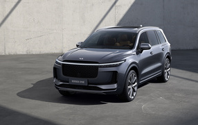 Серебристый внедорожник Lixiang ONE 2019 года