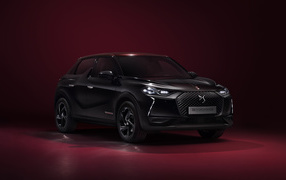 Черный стильный автомобиль DS 3  2019 года на бордовом фоне