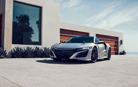 Серебристый спортивный автомобиль Acura NSX, 2019