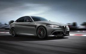 Серебристый автомобиль Alfa Romeo  Quadrifoglio Nurburgring, 2018 года на скорости