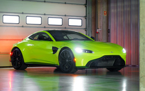 Салатовый автомобиль Aston Martin Vantage, 2019