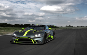 Спортивный автомобиль Aston Martin Vantage GT3, 2018 года на трассе