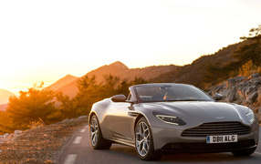 Автомобиль Aston Martin DB11 V8 Volante 2018 в лучах солнца