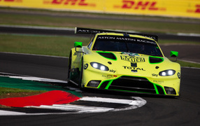 Гоночный автомобиль Aston Martin Vantage GTE 2018 года на трассе