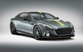 Серебристый автомобиль Aston Martin Rapide AMR 2018 года на сером фоне