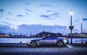 Серебристый автомобиль кабриолет Aston Martin DB11 V8 Volante 2018