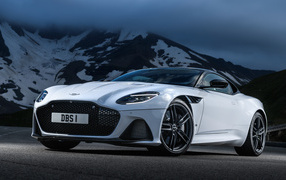 Белый автомобиль Aston Martin DBS Superleggera, 2018 года на фоне гор