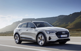 Серебристый автомобиль Audi E-Tron, 2019