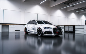 Гоночный автомобиль Audi ABT RS Modified в гараже 
