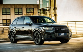 Черный стильный автомобиль Audi Q7