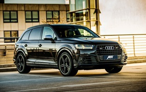 Черный стильный автомобиль Audi SQ7, 2018