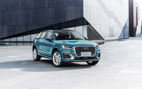 Синий автомобиль Audi Q2 Quattro, 2018 года