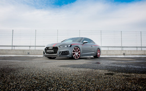 Автомобиль MTM Audi RS 5, 2018 года на фоне красивого неба