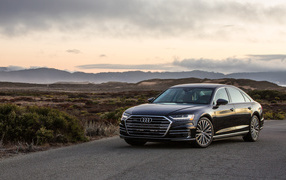 Дорогой черный автомобиль Audi A8, 2019 года на дороге