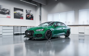 Зеленый автомобиль Audi RS 5 R Coupe, 2018