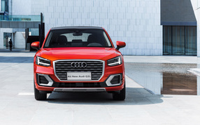 Красный автомобиль Audi Q2 L 35 TFSI Quattro 2018 года вид спереди