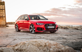 Красный автомобиль Audi RS 4 Avant, 2018 на фоне неба