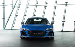 Синий автомобиль Audi R8 Spyder V10 2019 года