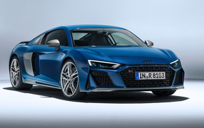 Синий автомобиль Audi R8 Spyder V10 2019 года на сером фоне