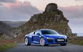 Быстрый спортивный автомобиль Audi R8 V10, 2018 года на фоне скалы