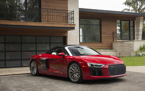 Красный немецкий автомобиль кабриолет Audi R8 Spyder V10, 2018 года