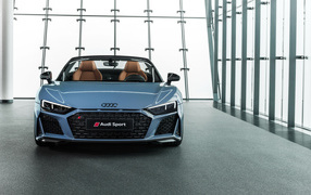 Серебристый автомобиль Audi R8 Spyder V10 2019 года вид спереди